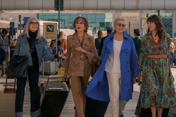 A still of the 4 women at the airport. Diane Keaton, Jane Fonda, Candice Bergen and Mary Steenburgen (left to right).